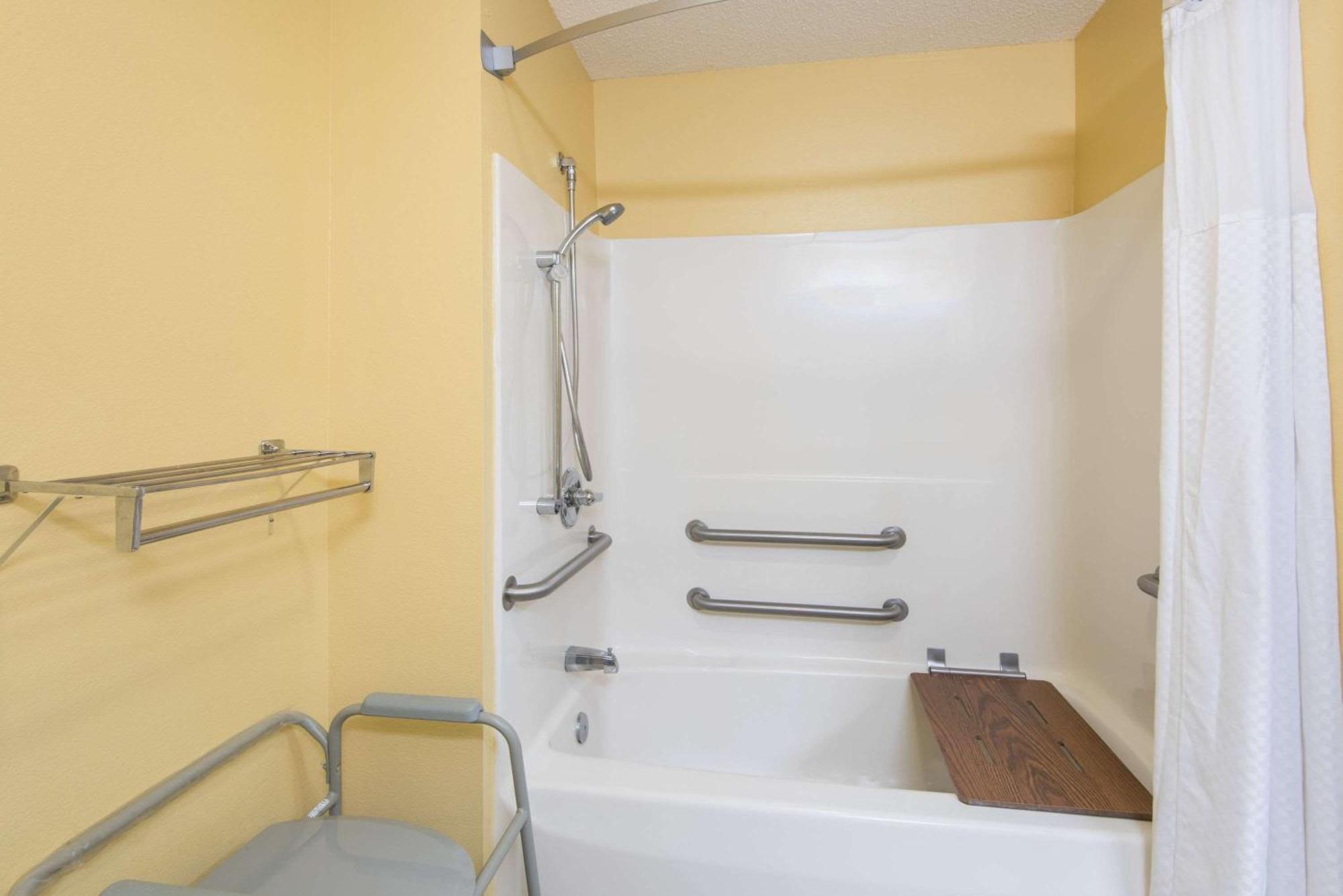Queen Room - Mobility Access/Non-Smoking