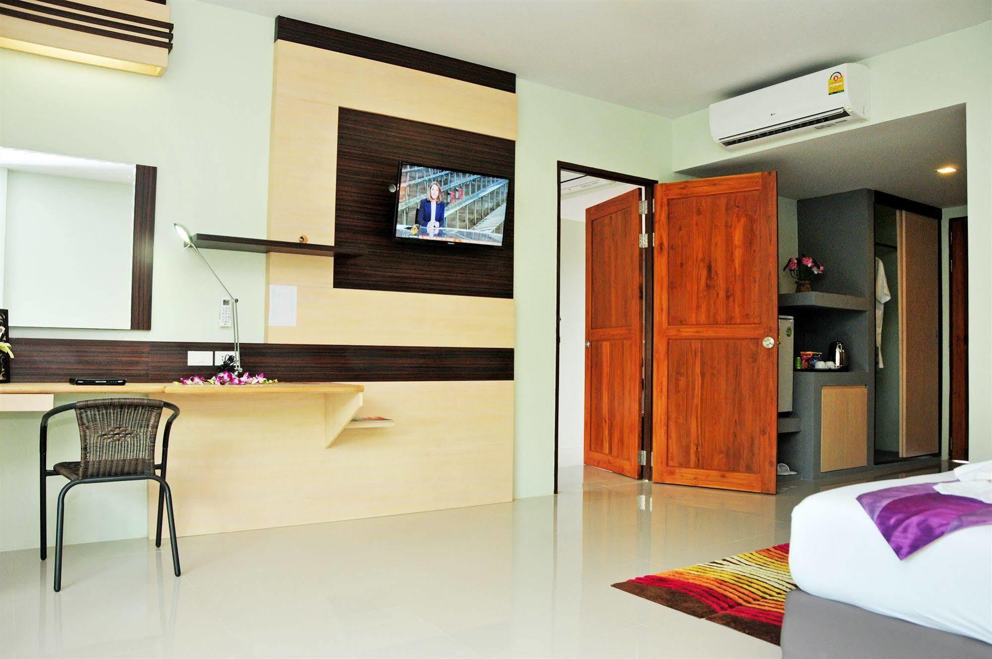 Deluxe Room Poolside