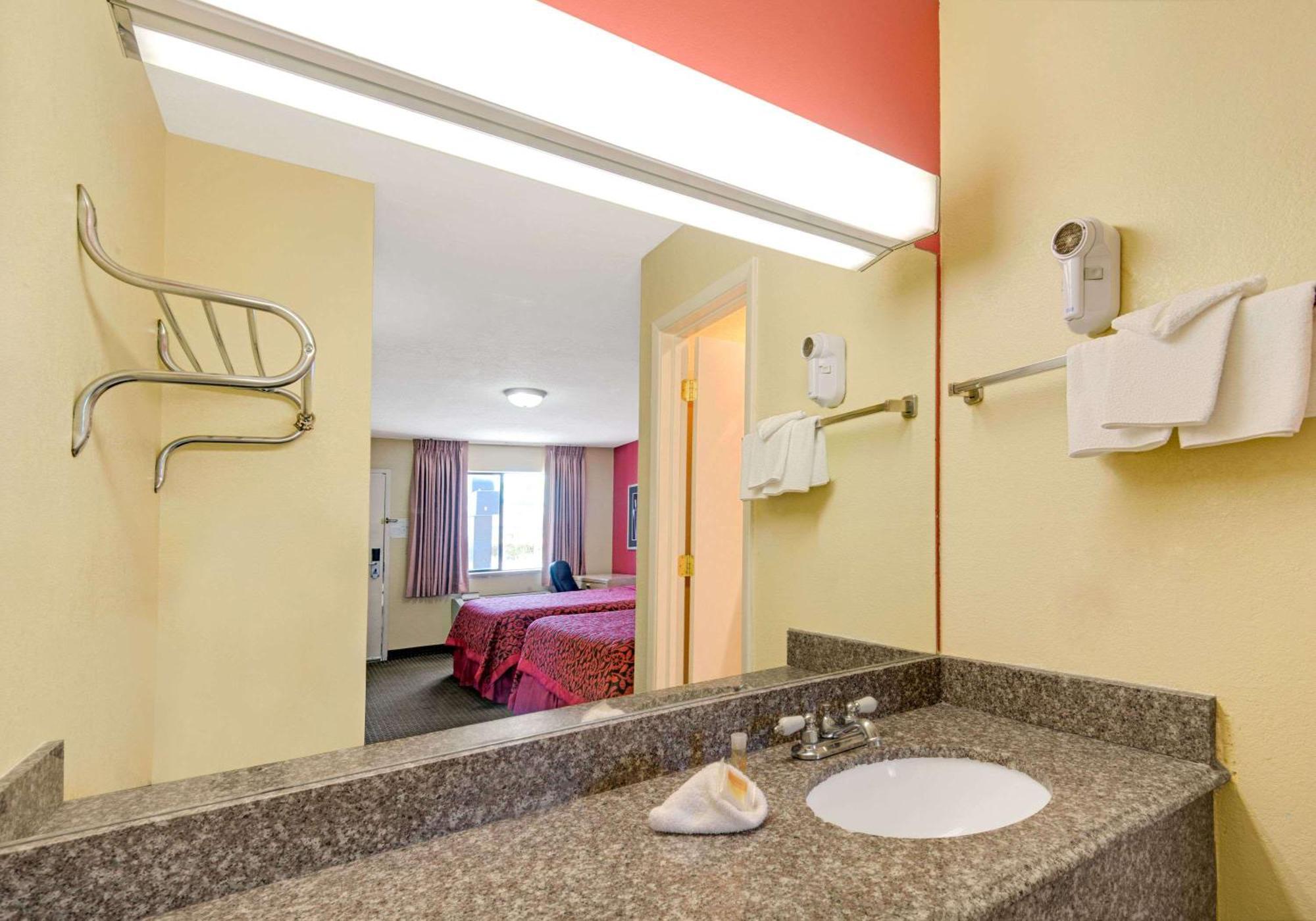 Queen Room with Two Queen Beds - Smoking
