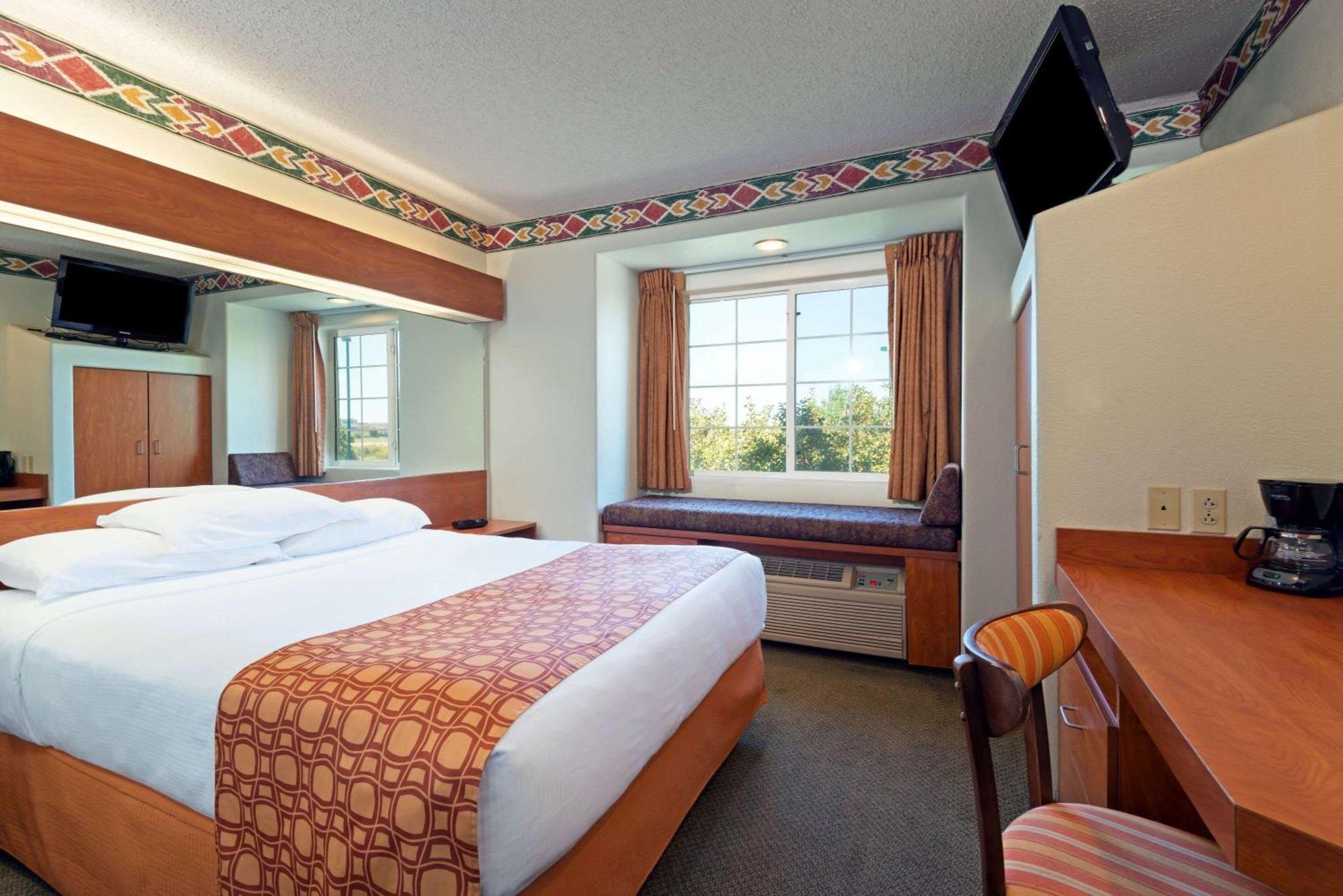 Queen Room Bath Tub Mobility Accessible or Non-Smoking