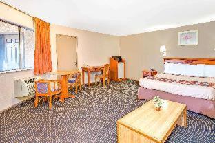 Deluxe King Studio Suite - Non-Smoking
