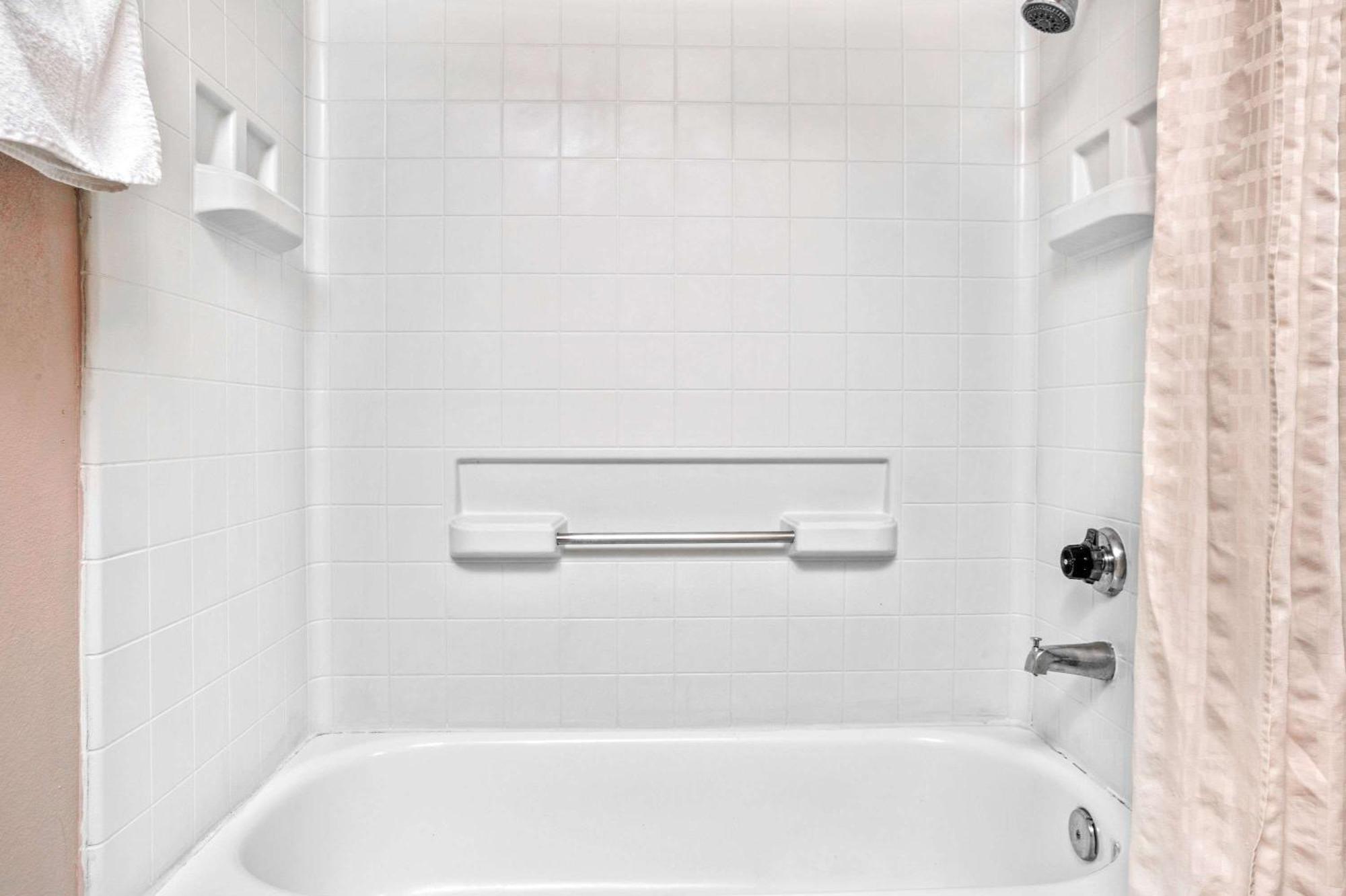 Queen Room - Mobility Access/Non-Smoking