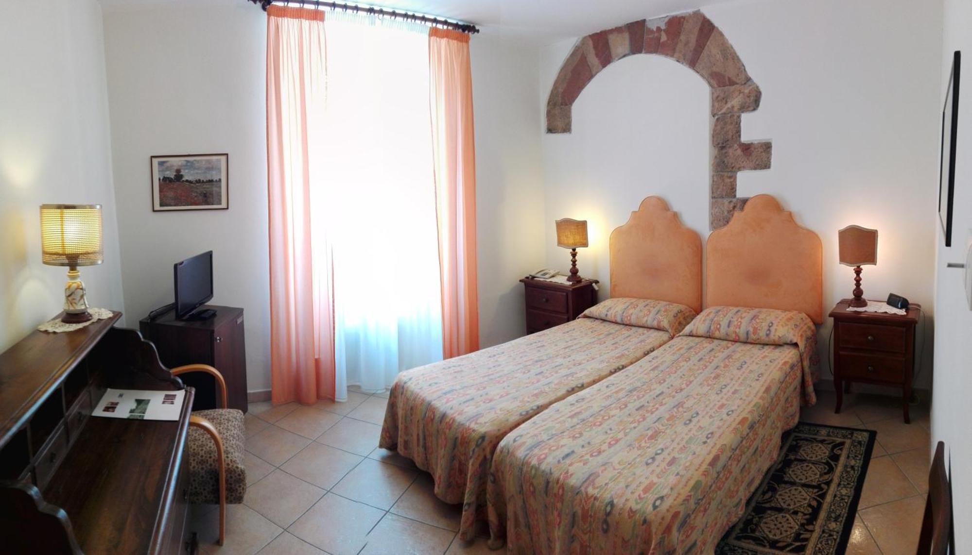 Standard Double or Twin Room,697927419:JPEG