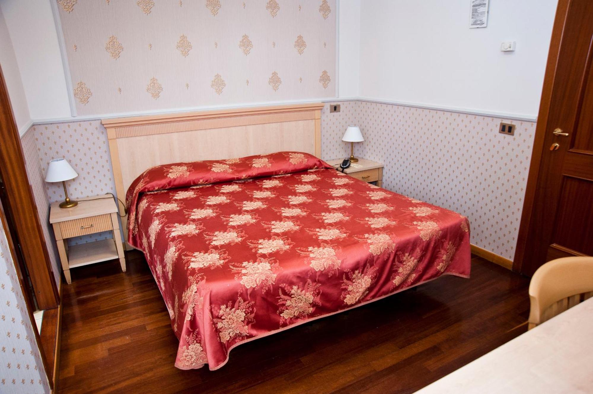 Single Room,697984383:JPEG