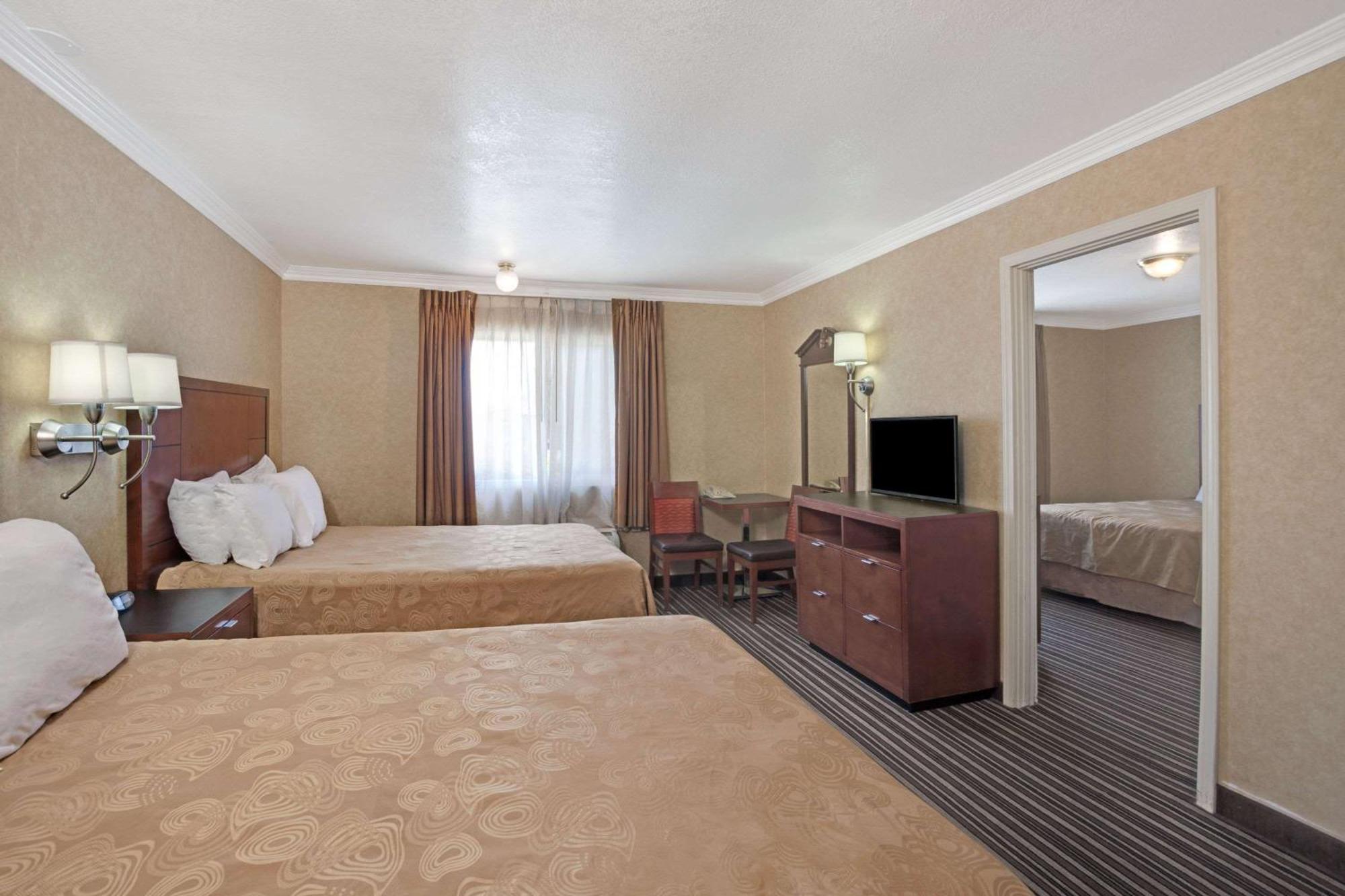 Queen Suite with Three Queen Beds - Non-Smoking