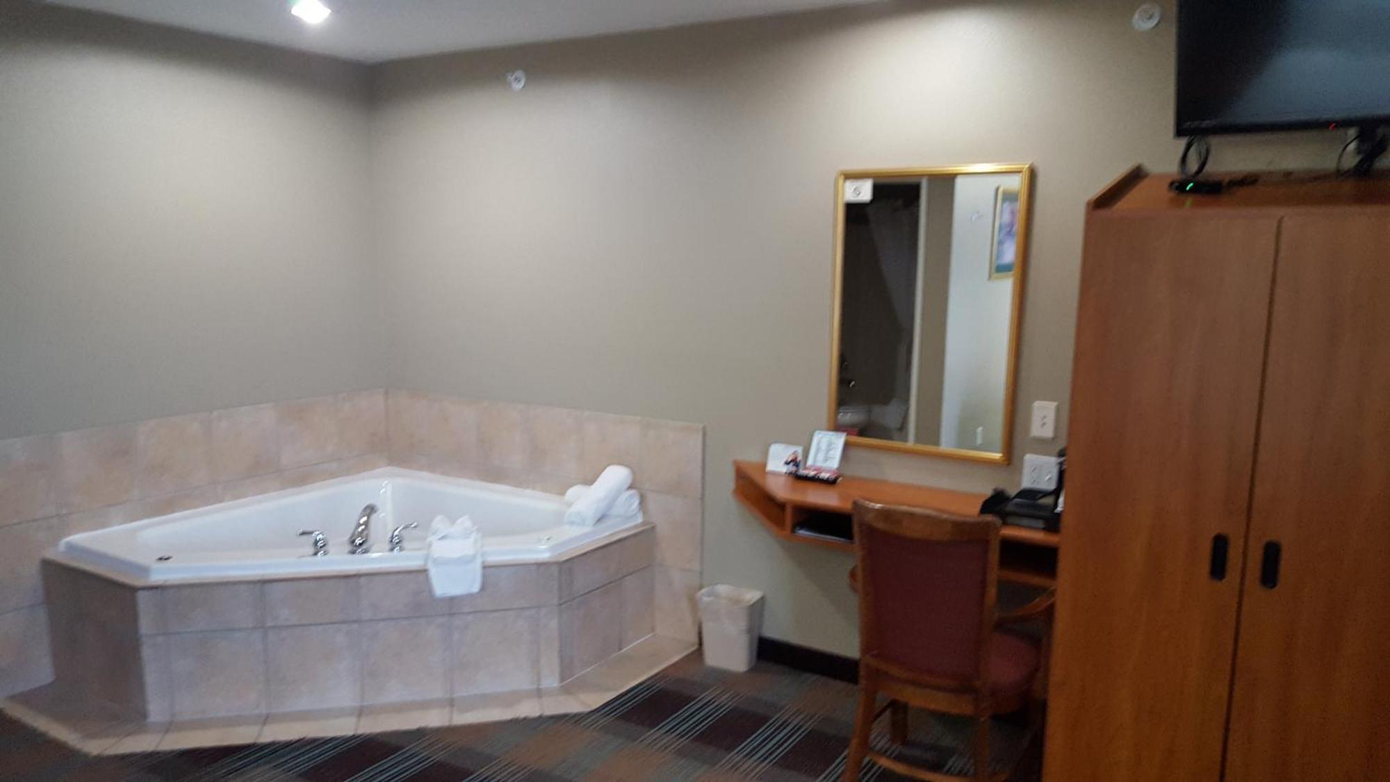Superior Queen Suite Spa Bath Non-Smoking,1772920322:JPEG