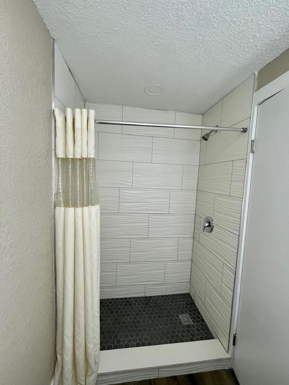 King Room Mobility or Hearing Access Roll Shower Non-Smoking,1401889409:JPEG