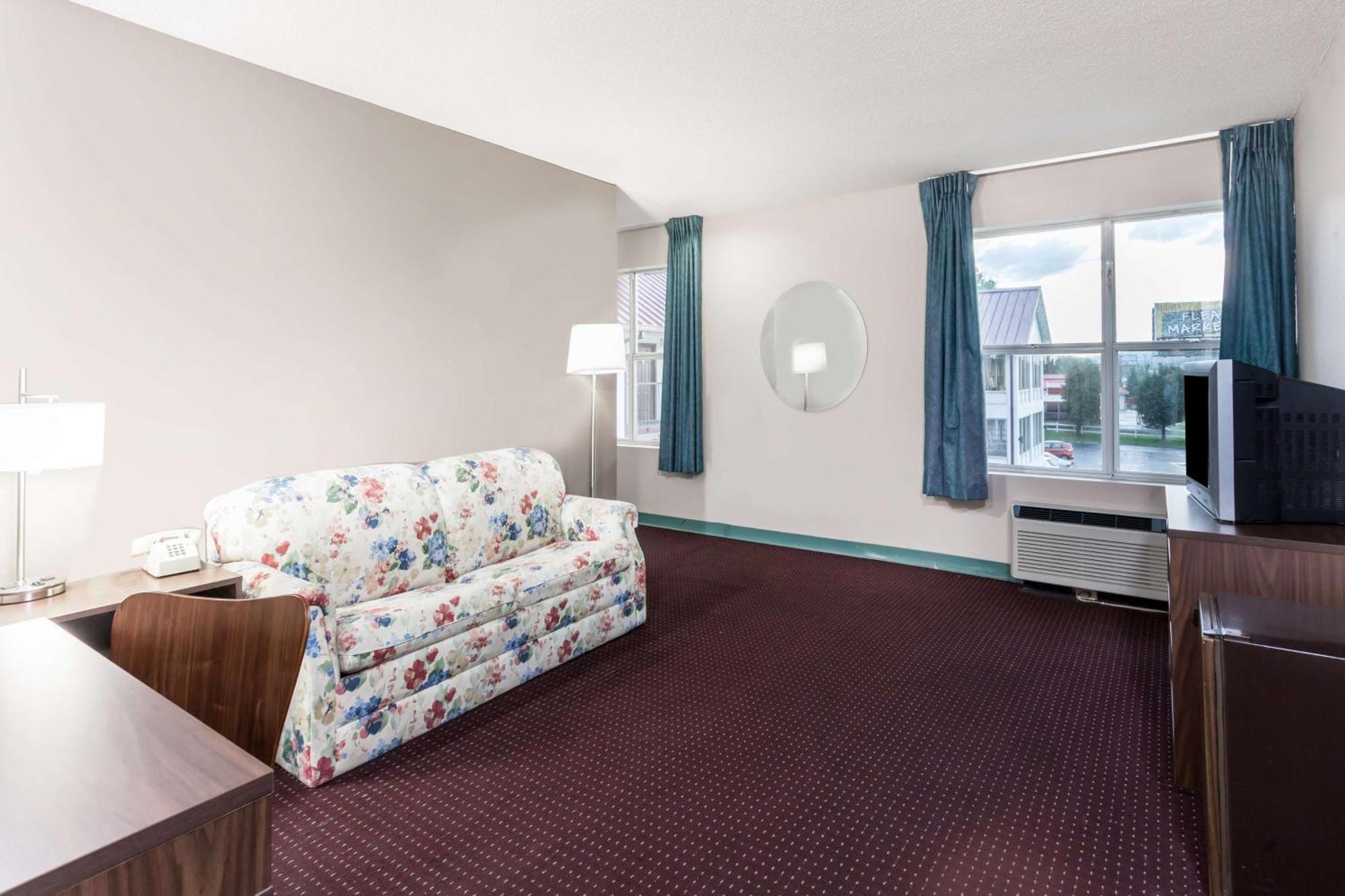 1 King Bed Studio Suite Non-Smoking