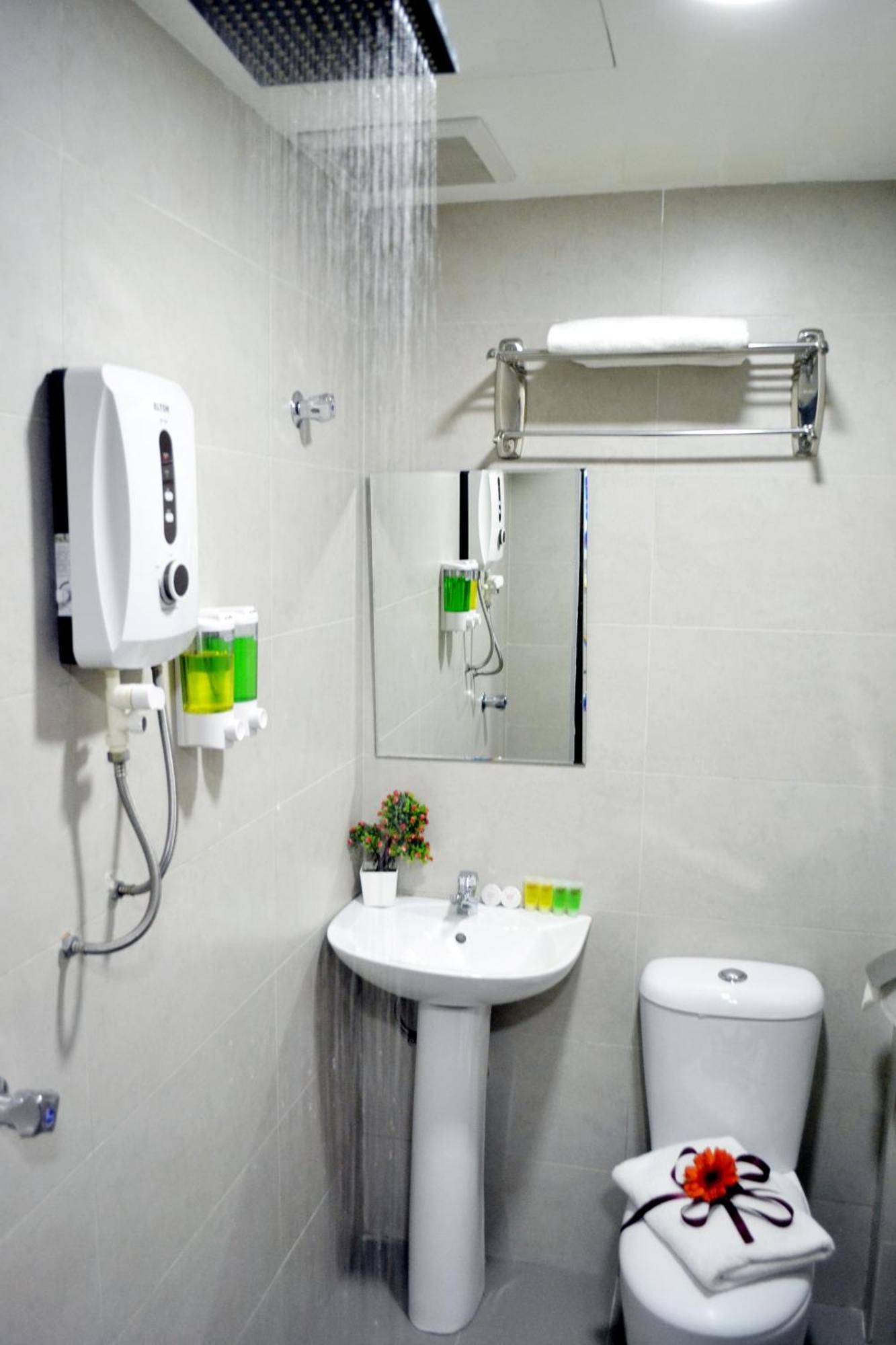 Deluxe Queen Room Hassle Check or Wifi or Hourly Sanitization of Common Area or Gym & Rooftop Sky Garden Access