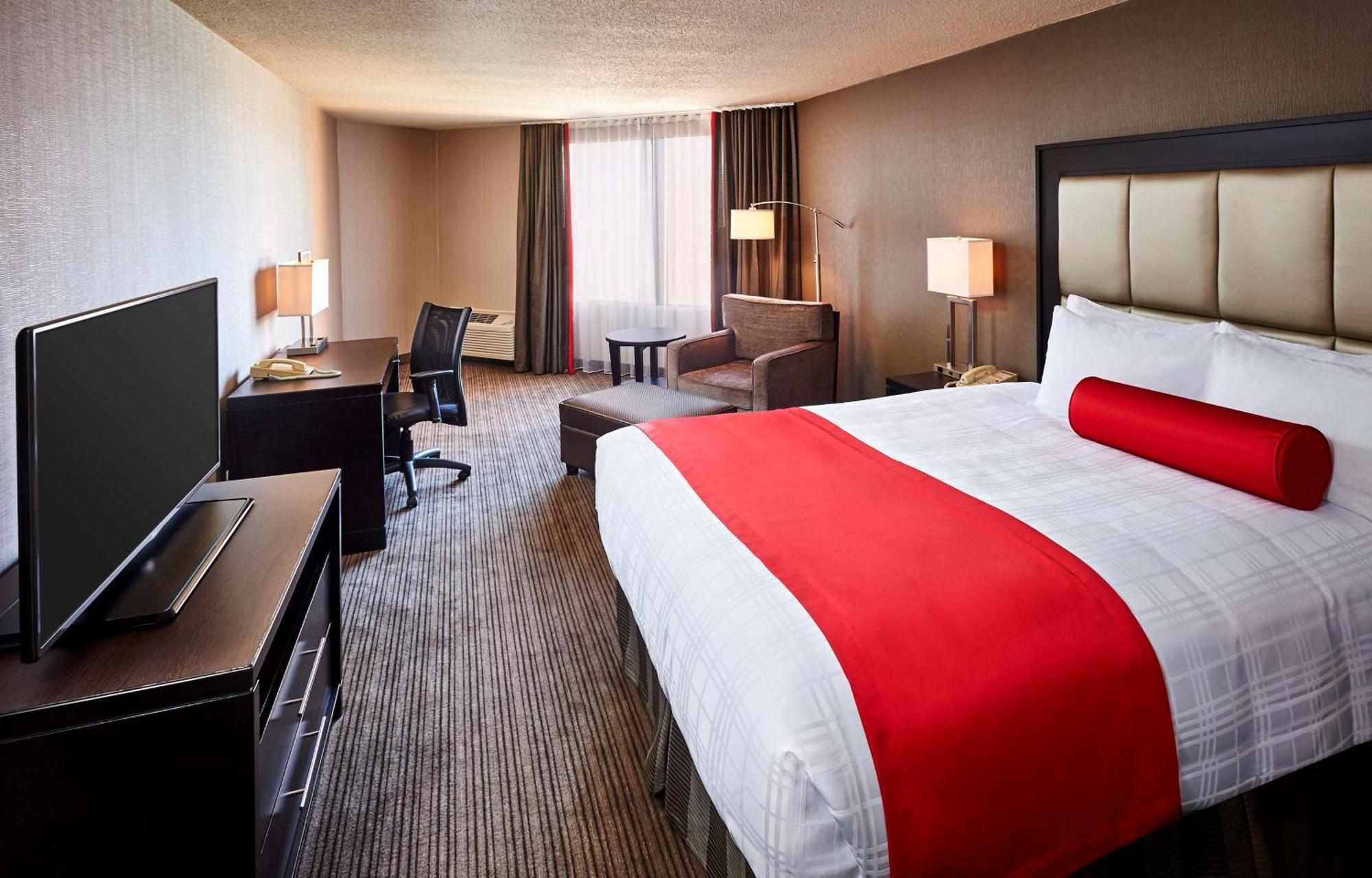 Queen Room - Mobility Accessible/Non-Smoking