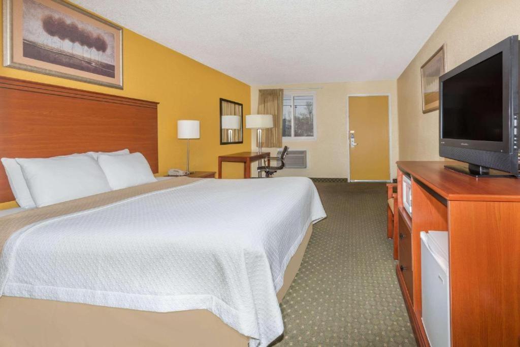 Standard King Room Non-Smoking Pet Friendly