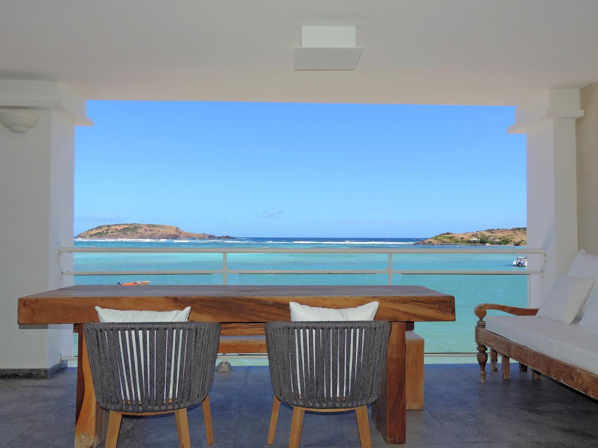 One Bedroom Deluxe Suite with panoramic Ocean View