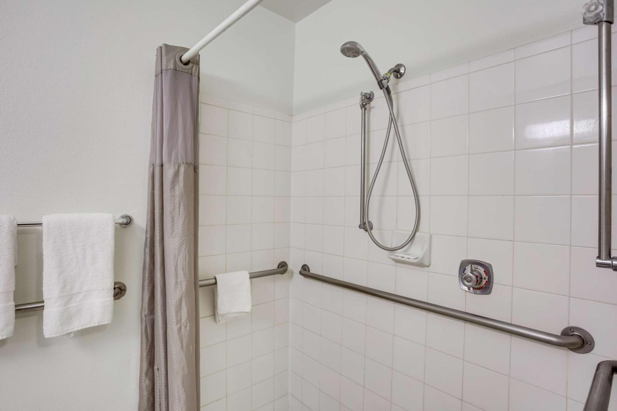 1 Queen Bed | ADA/Tub, Non-Smoking