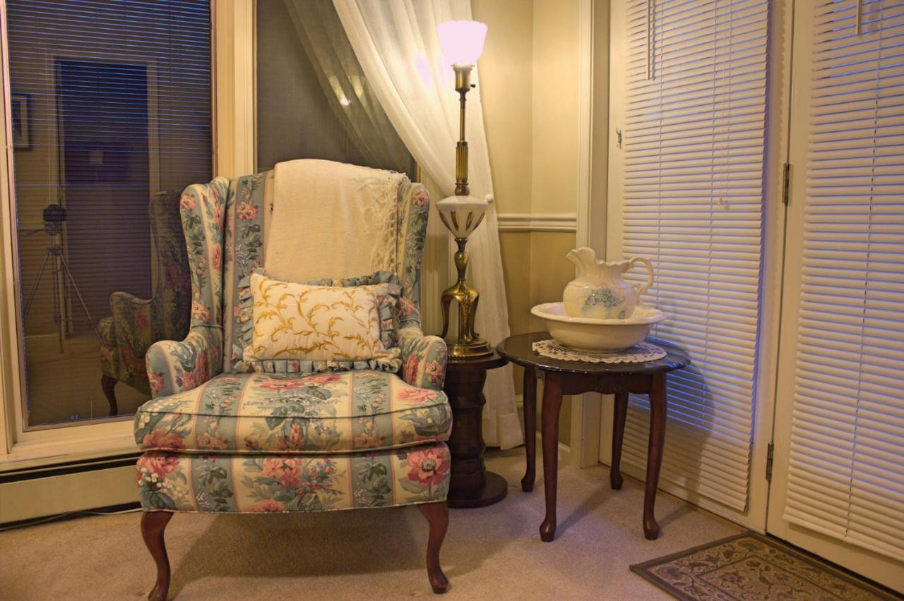 Standard Queen Room