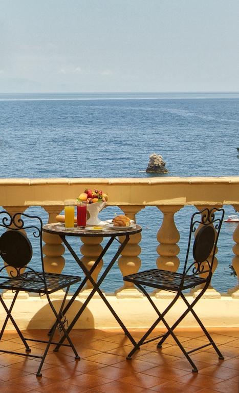 Camera Matrimoniale con Balcone e Vista Mare