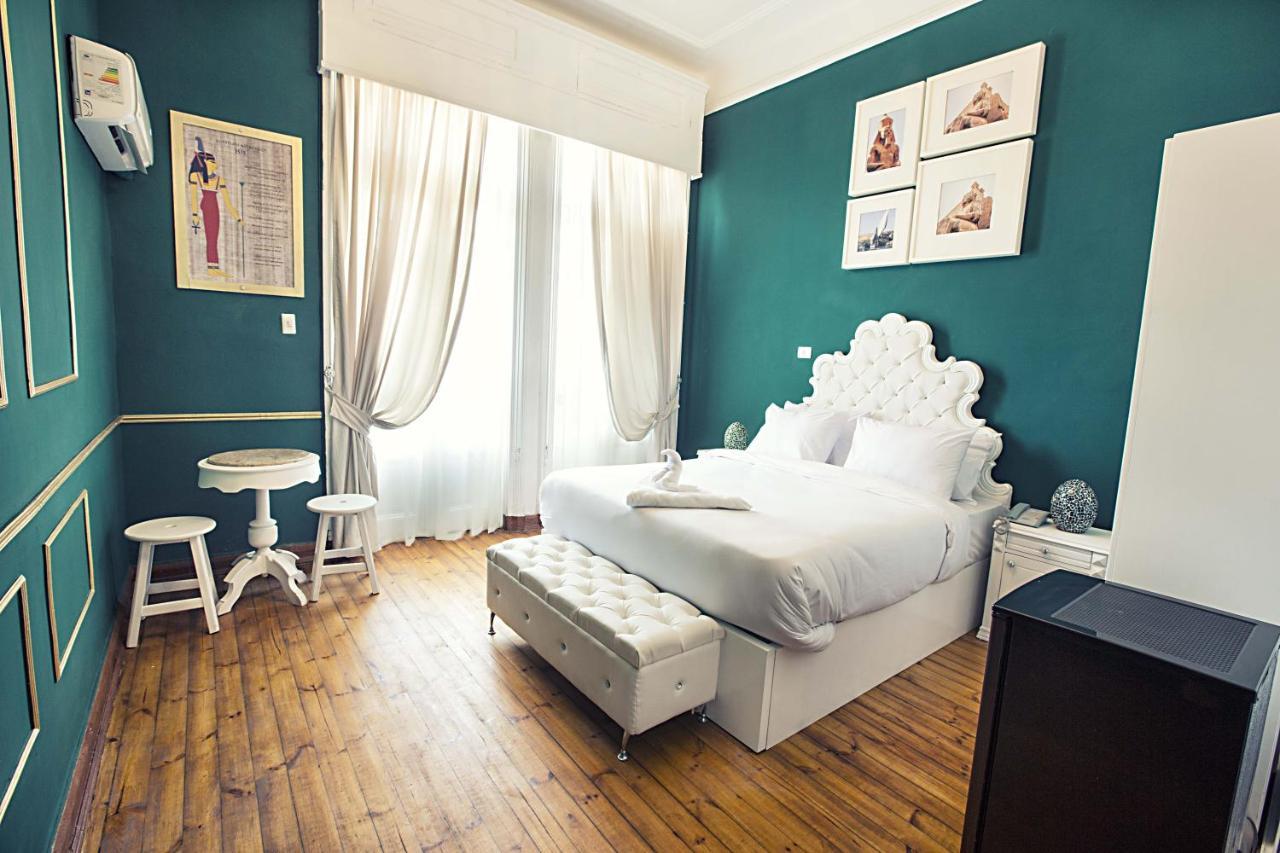 Habitación con cama grande y balcón