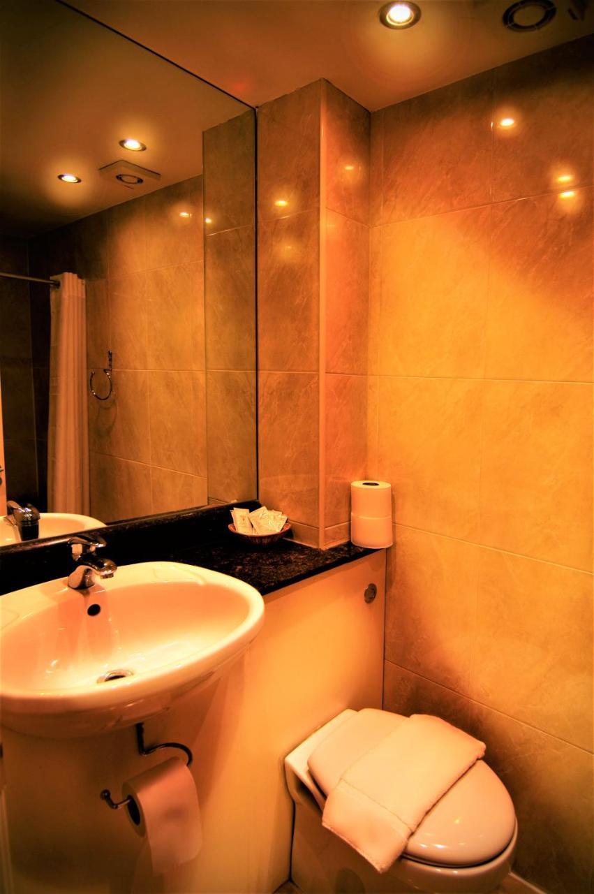 Twin Room,728569060:JPEG