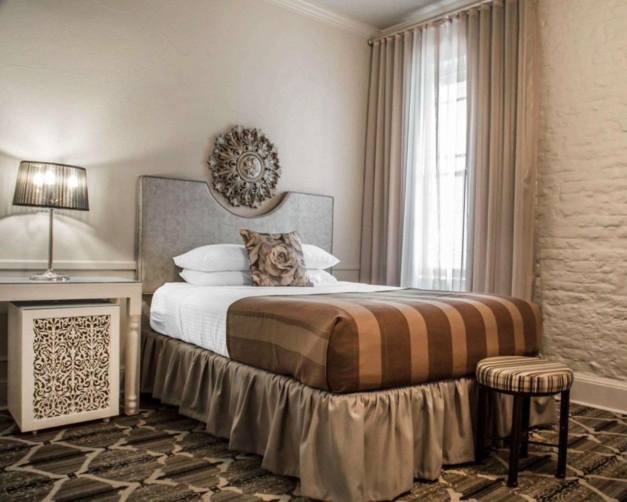 Efficiency Queen Suite with Living room - Non Smoking