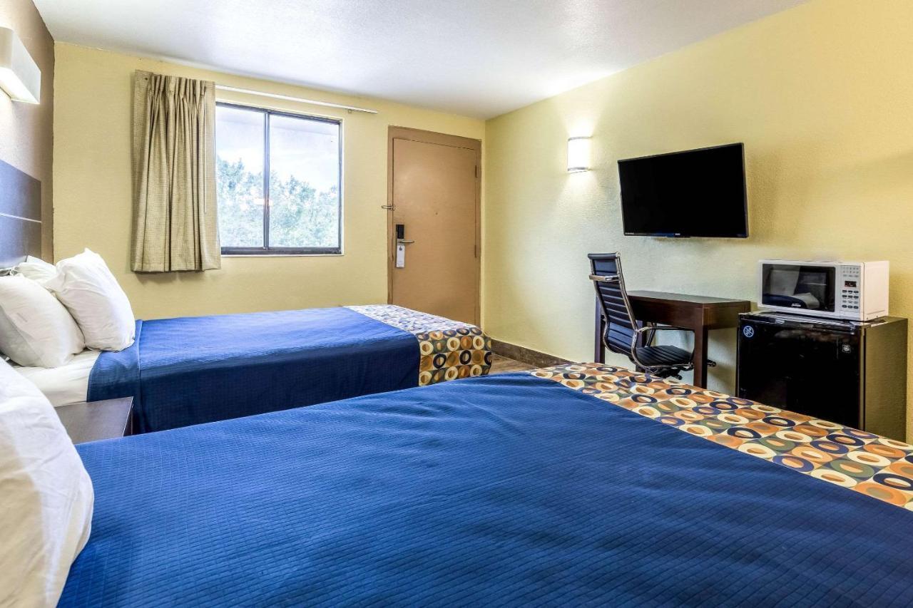 Queen Room Two Queen Beds Smoking