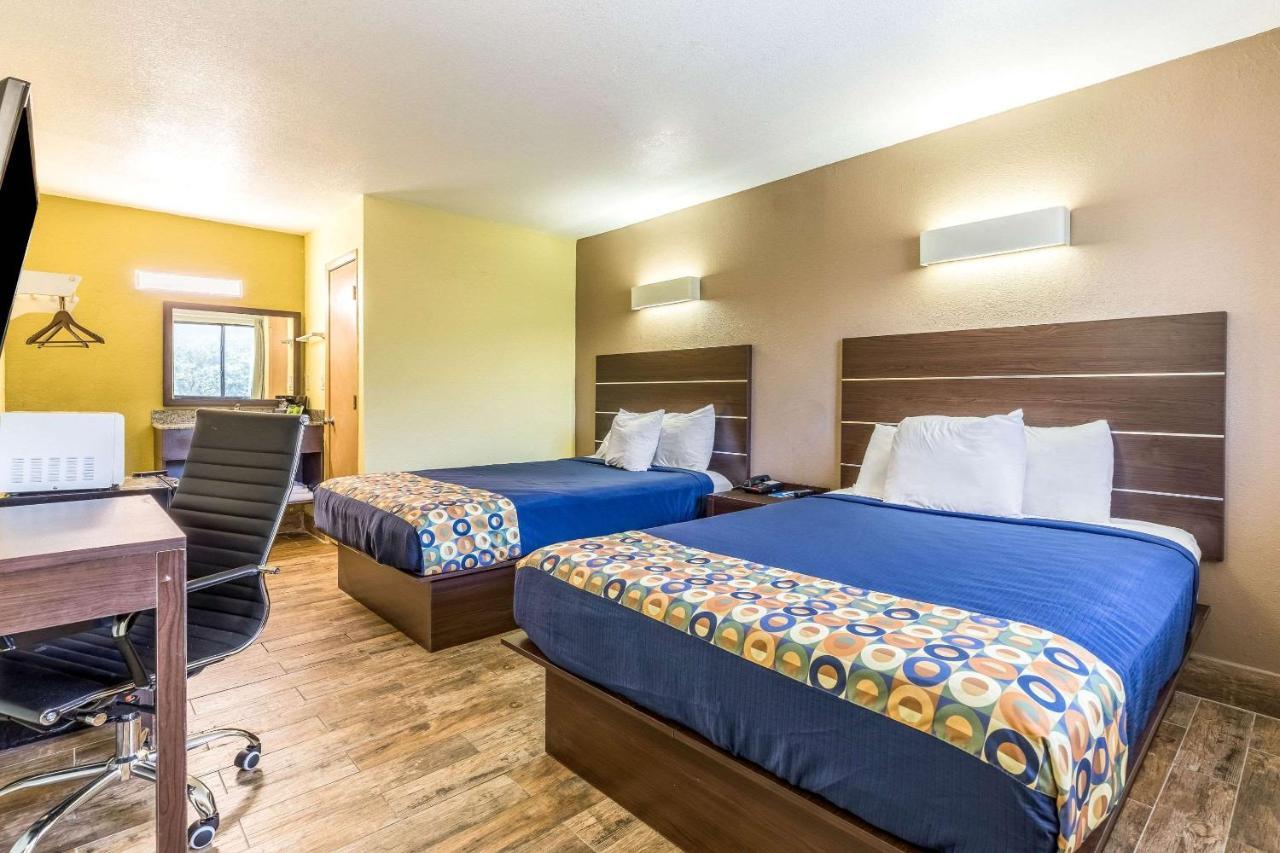 Queen Room Two Queen Beds Smoking