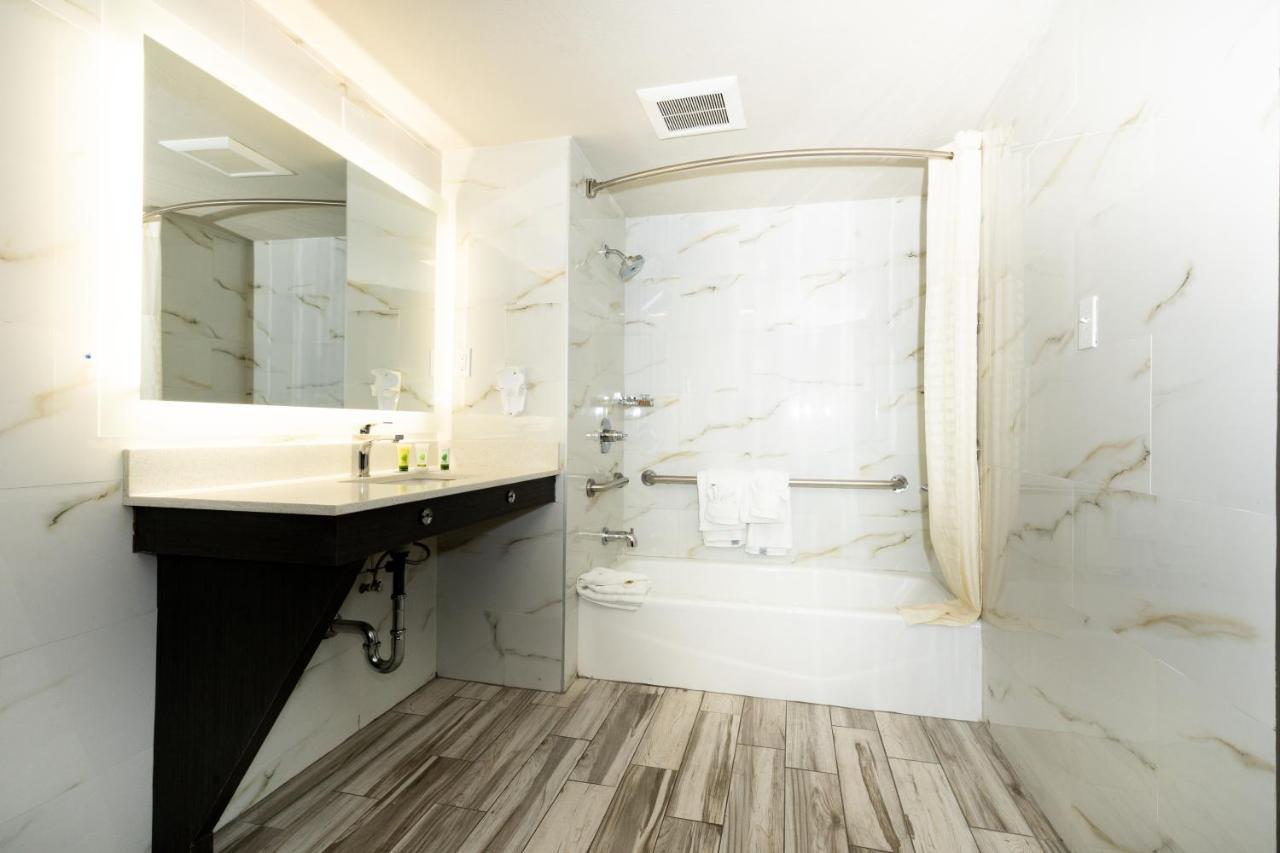 King Room Bath Tub Disability Access or Non-Smoking