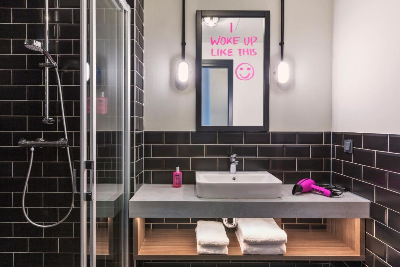 Moxy Queen Sleeper Guest room 1 Queen