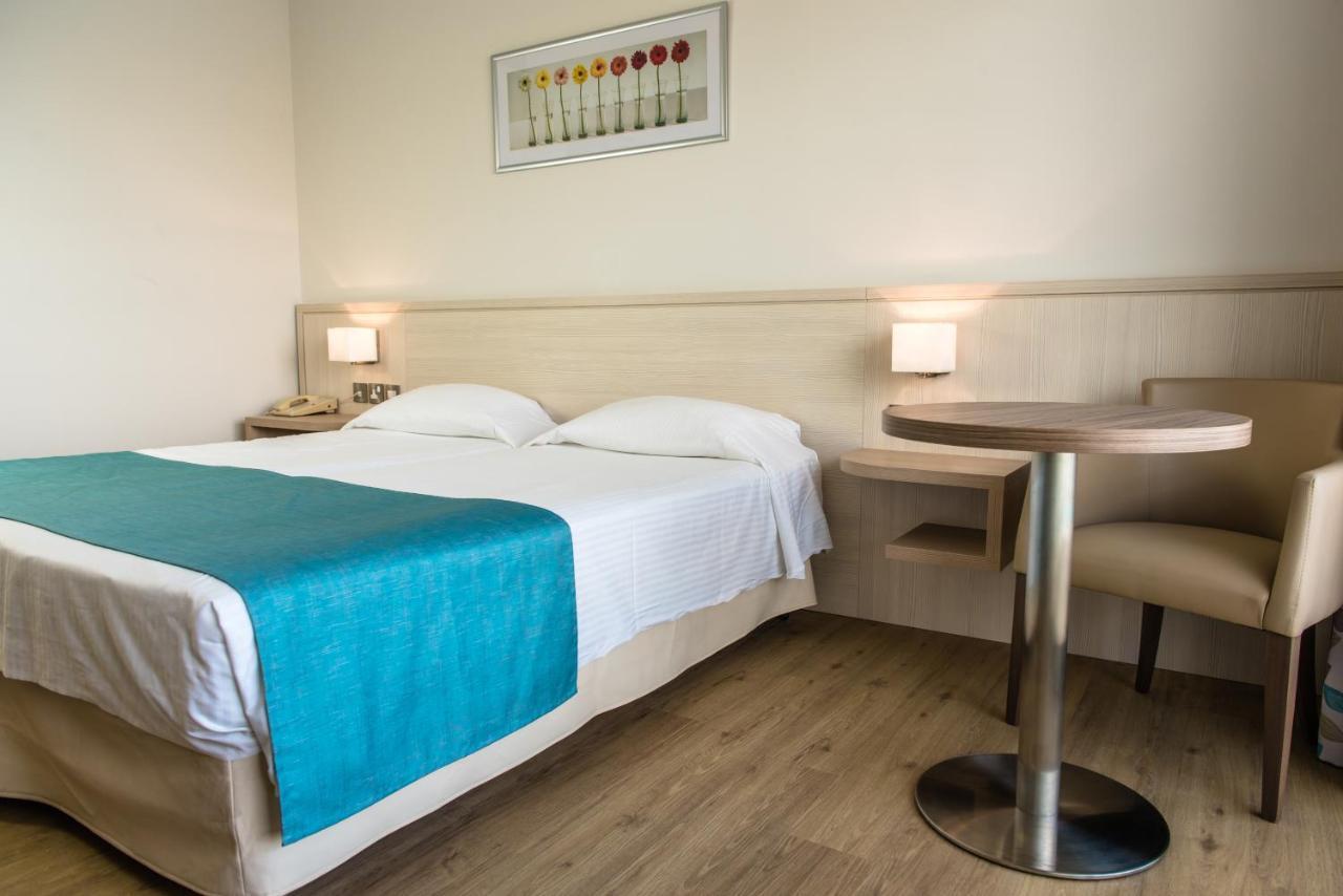 Double or Twin Room with Sea View