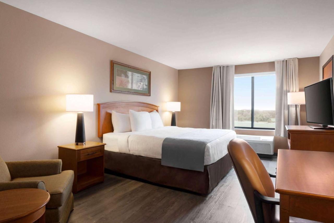 One-Bedroom King Suite - Non-Smoking