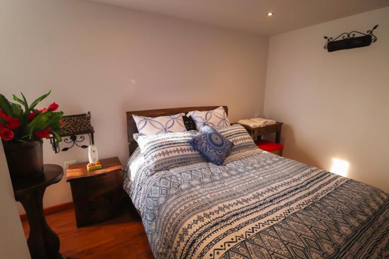 Habitación con cama grande