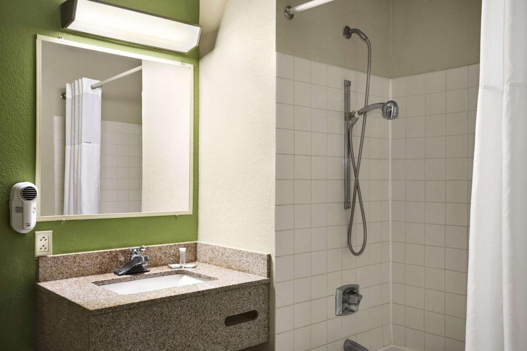 Queen Room - Disability Access/Non-Smoking