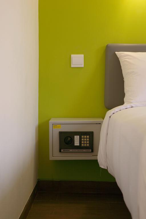 Smart Queen Room