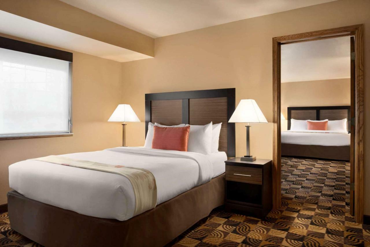 Deluxe Suite Two Queen Beds Non-Smoking,1021681387:JPEG