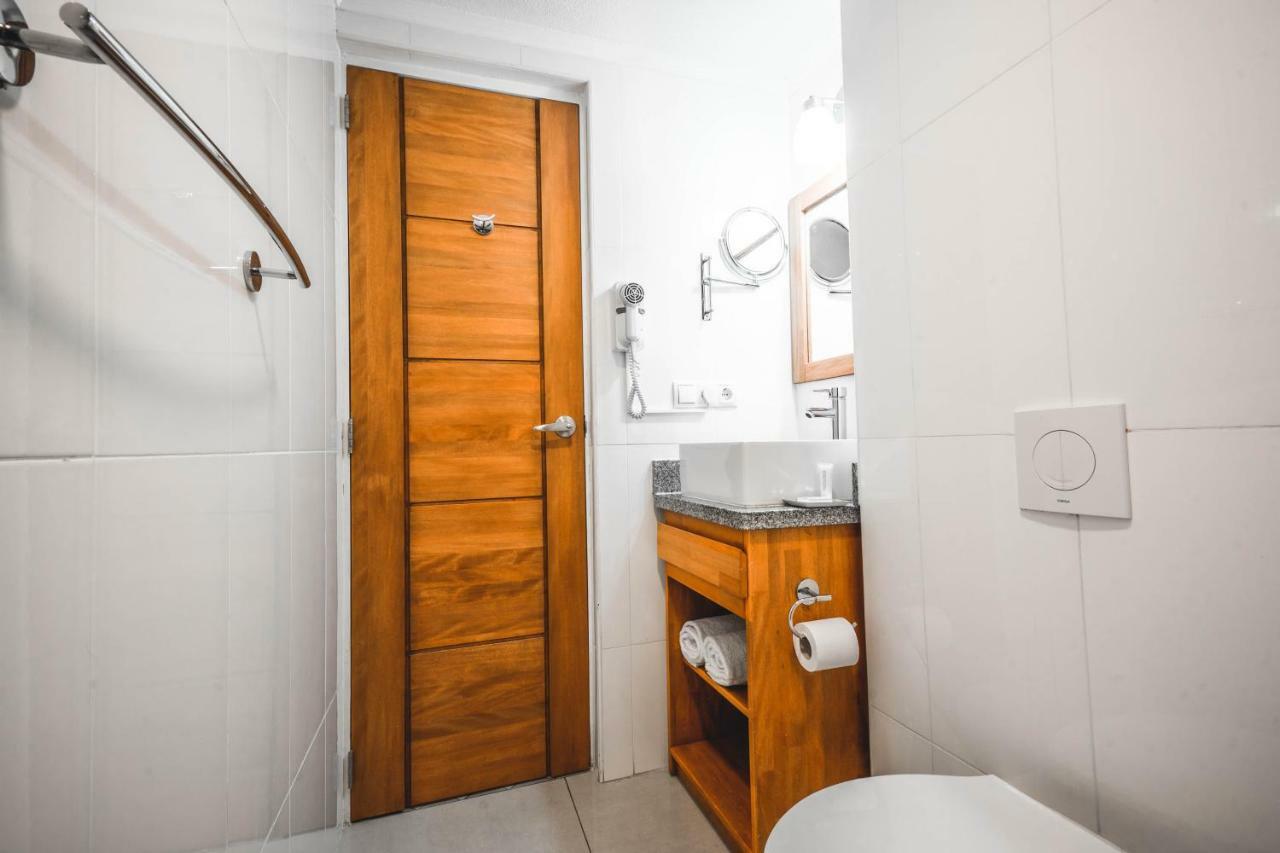 Quarto com 2 Camas de Solteiro, Cozinha Compacta e Vista do Bairro