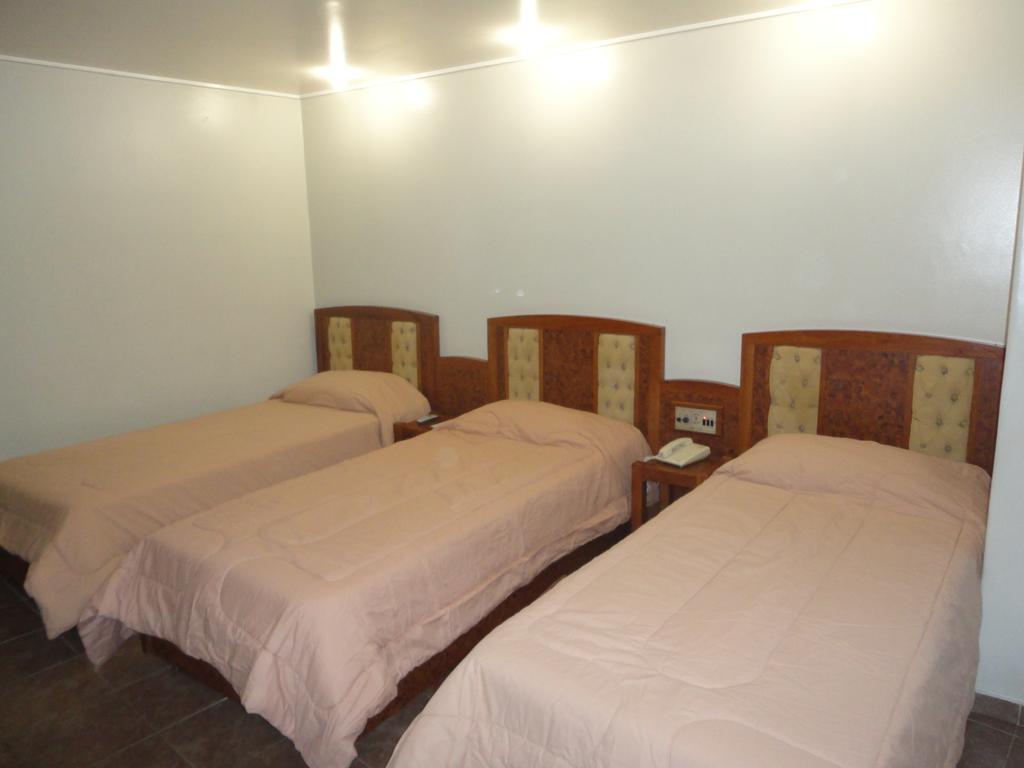 Quarto com 2 Camas de Solteiro e Ventilador