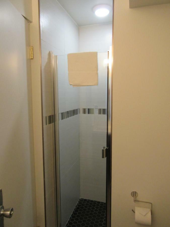 Standard 2 Queen Room