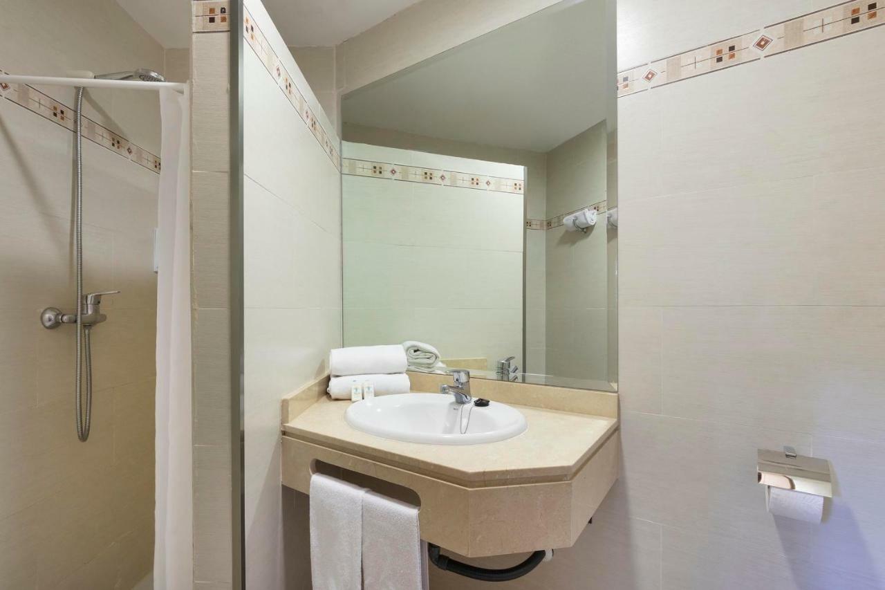Single Room,806817768:JPEG