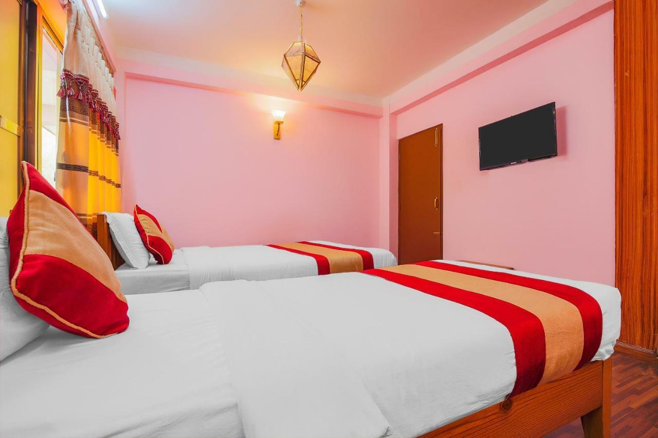 Quarto com 2 Camas de Solteiro e Banheiro Privativo