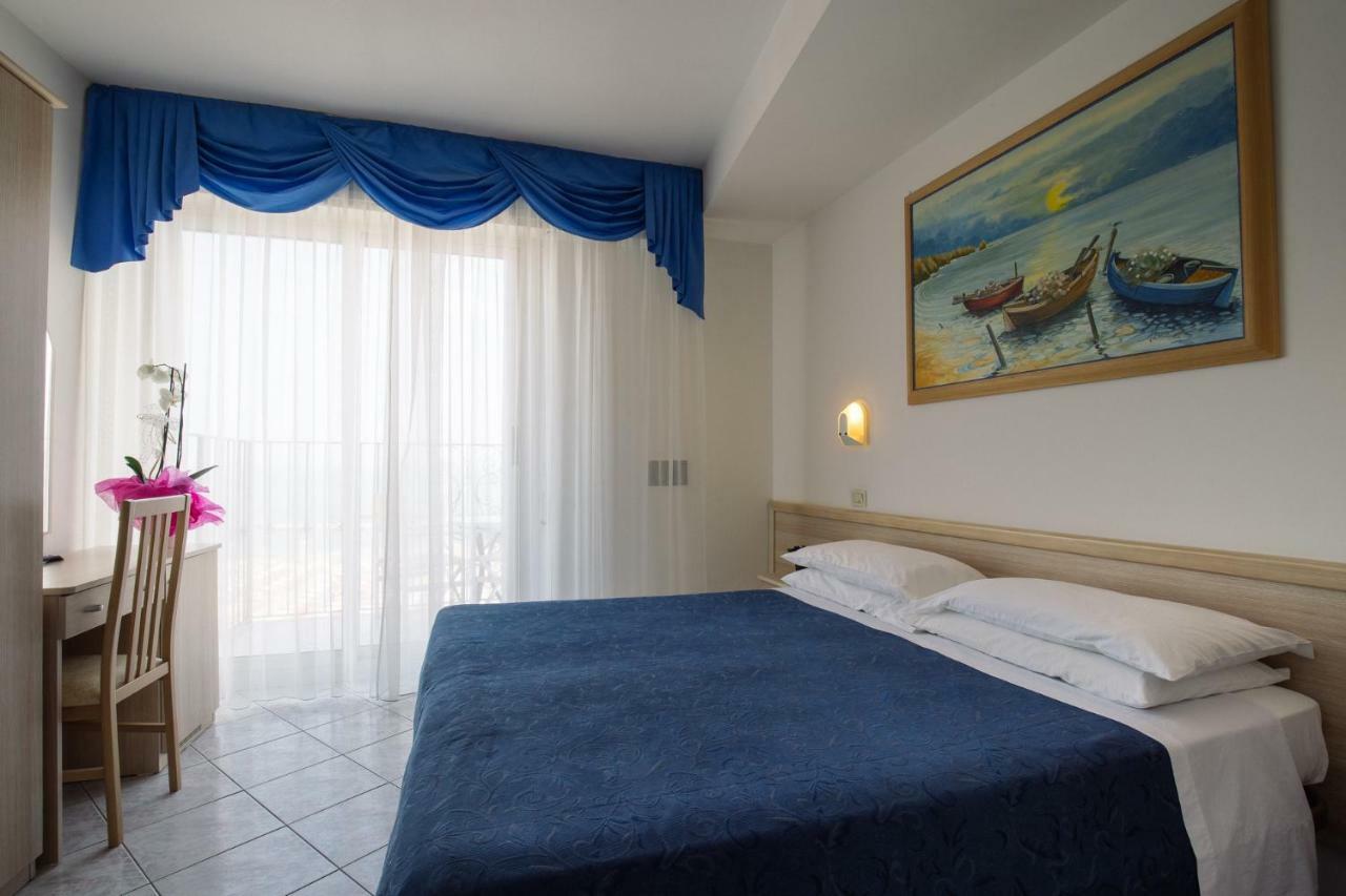 Standard Double or Twin Room Corner Sea View,815645945:JPEG
