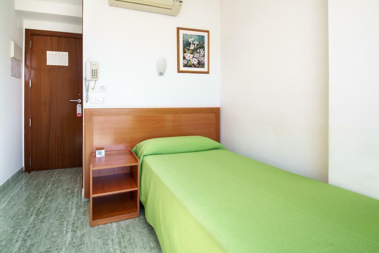 Single Room,818165213:JPEG