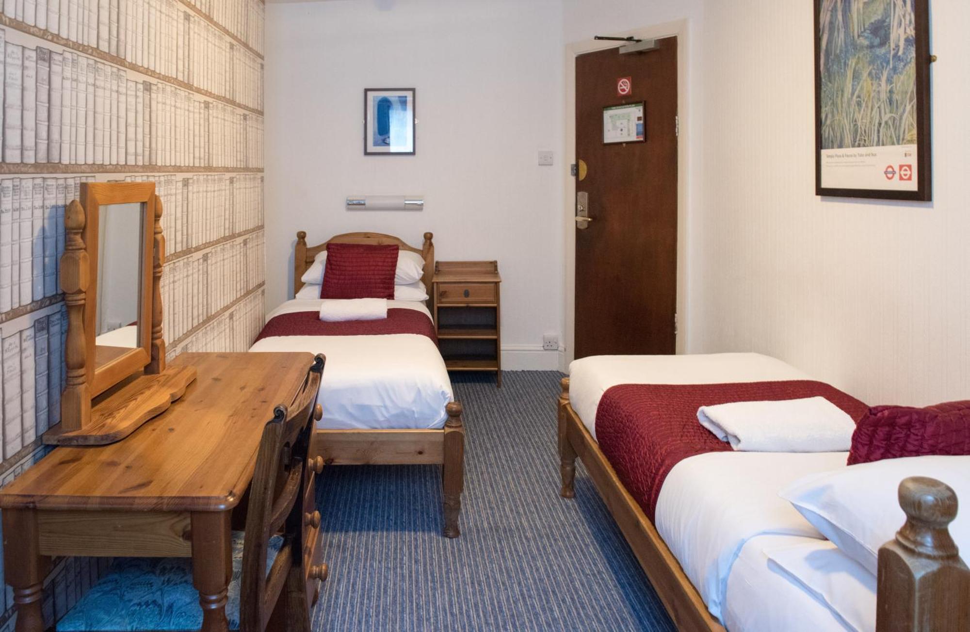 Chambre Lits Jumeaux avec Salle de Bains Commune - Rez-de-Chaussée Inférieur