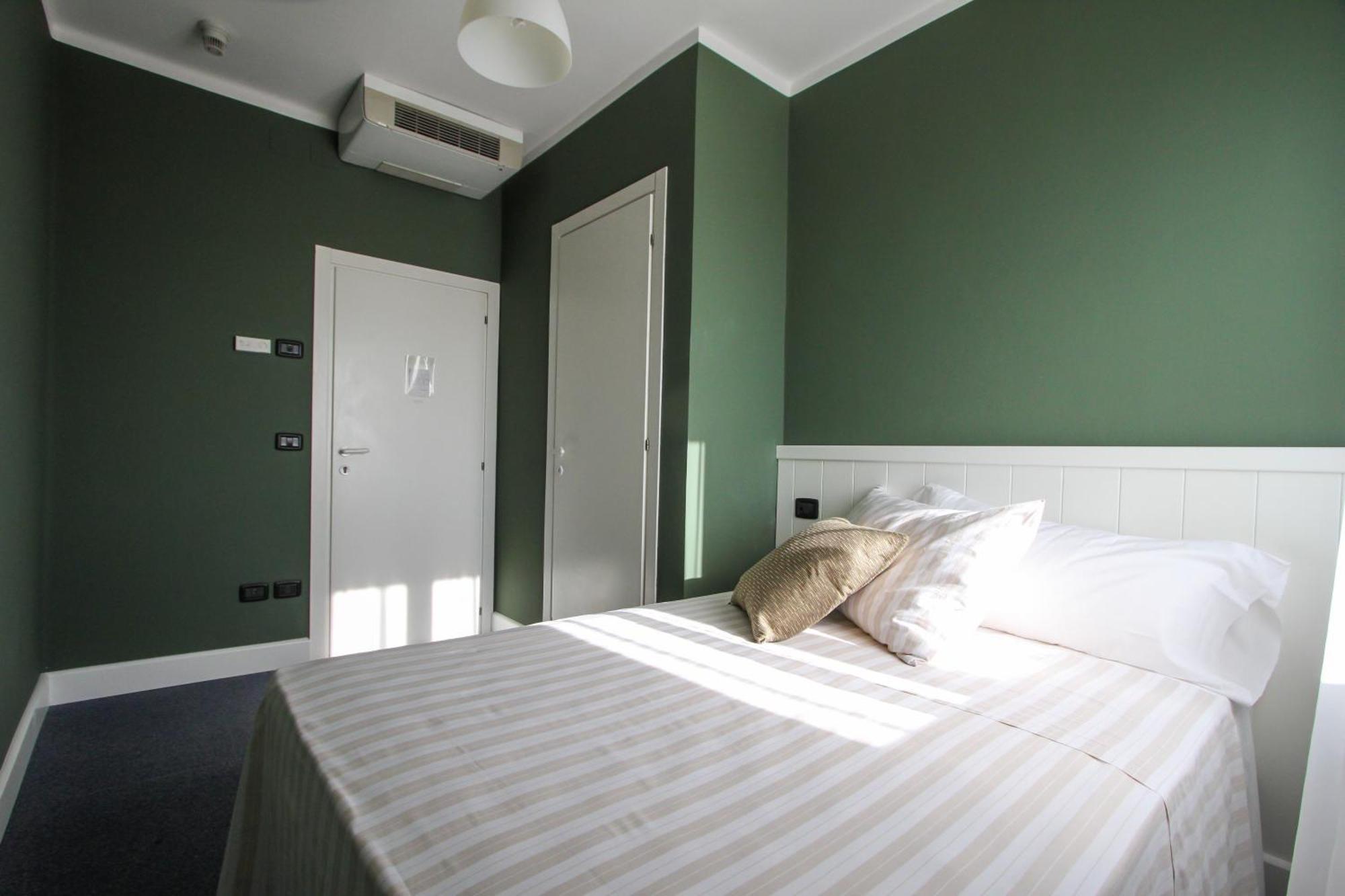 Single Room,823283750:JPEG
