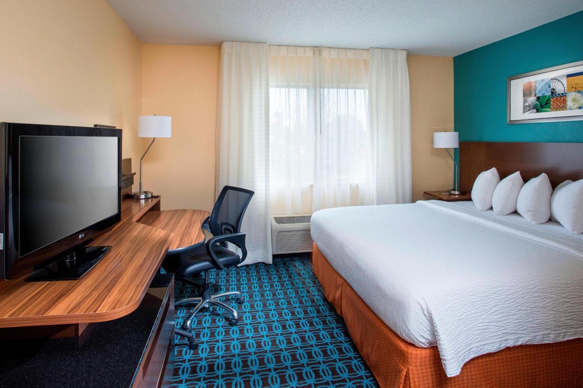 Deluxe King Room with Roll-In Shower - Mobility Access/Hearing Accessible
