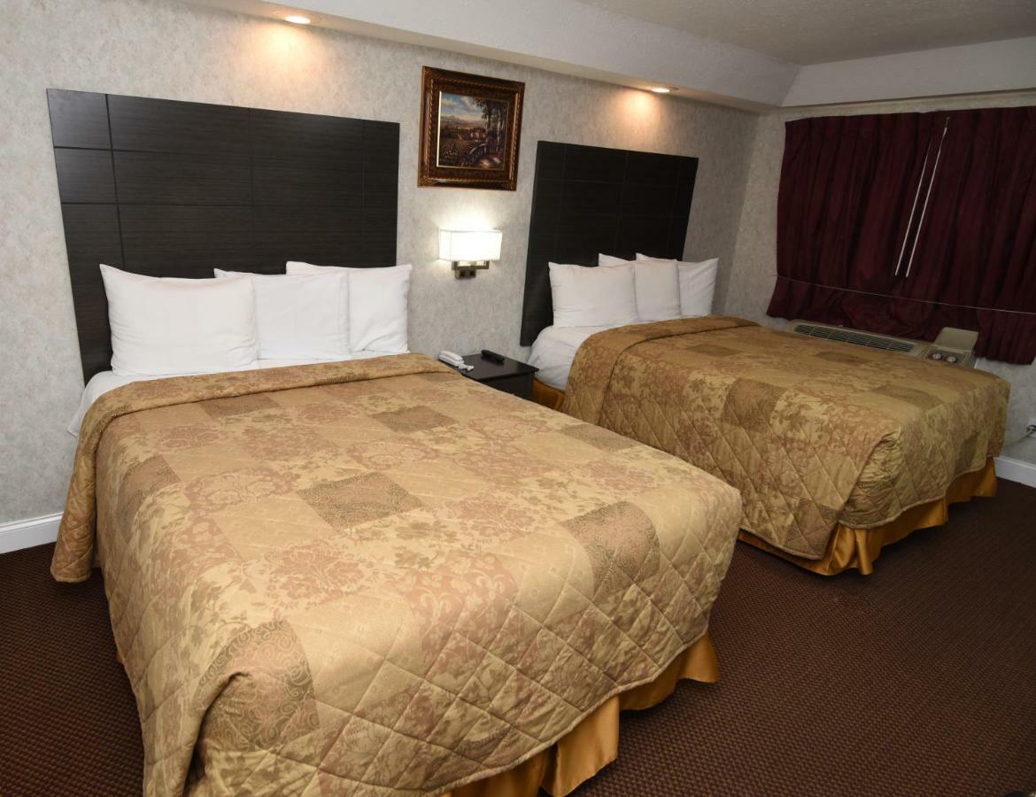 Deluxe Queen Room Two Queen Beds Non-Smoking,831418142:JPEG