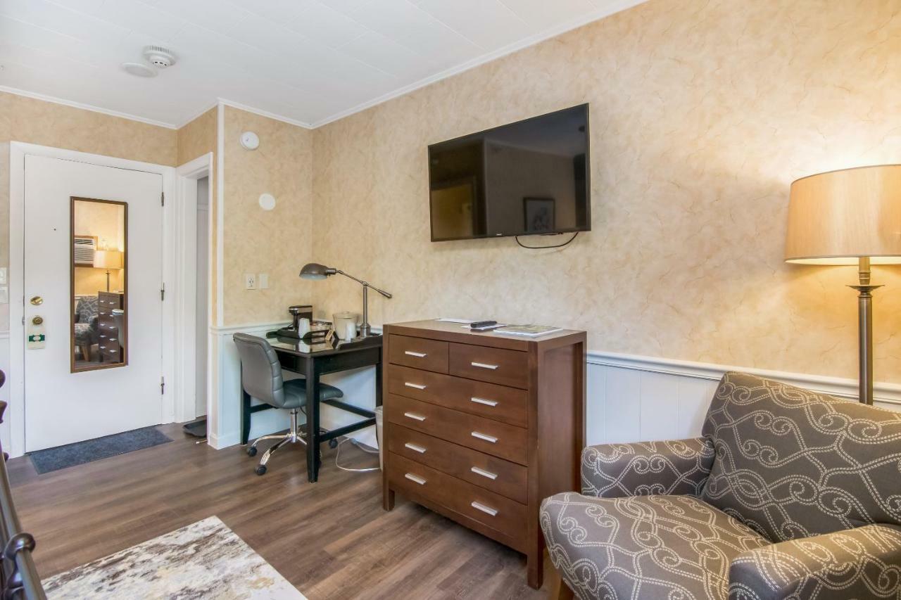 One Queen Room,832118168:JPEG