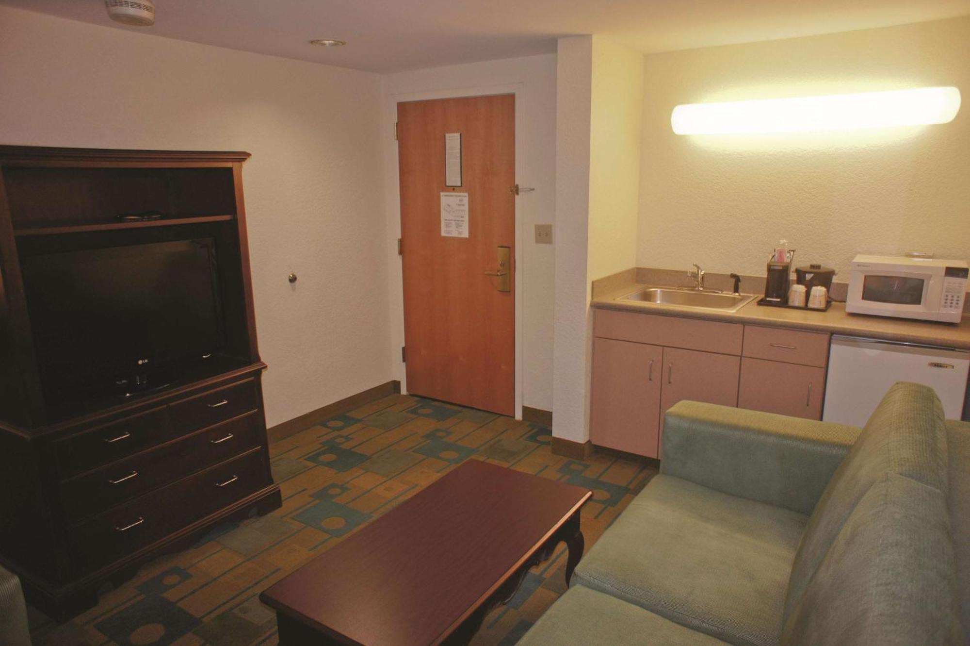 Deluxe One-Bedroom Queen Suite with Mobility/Hearing Access and Views - Non-Smoking