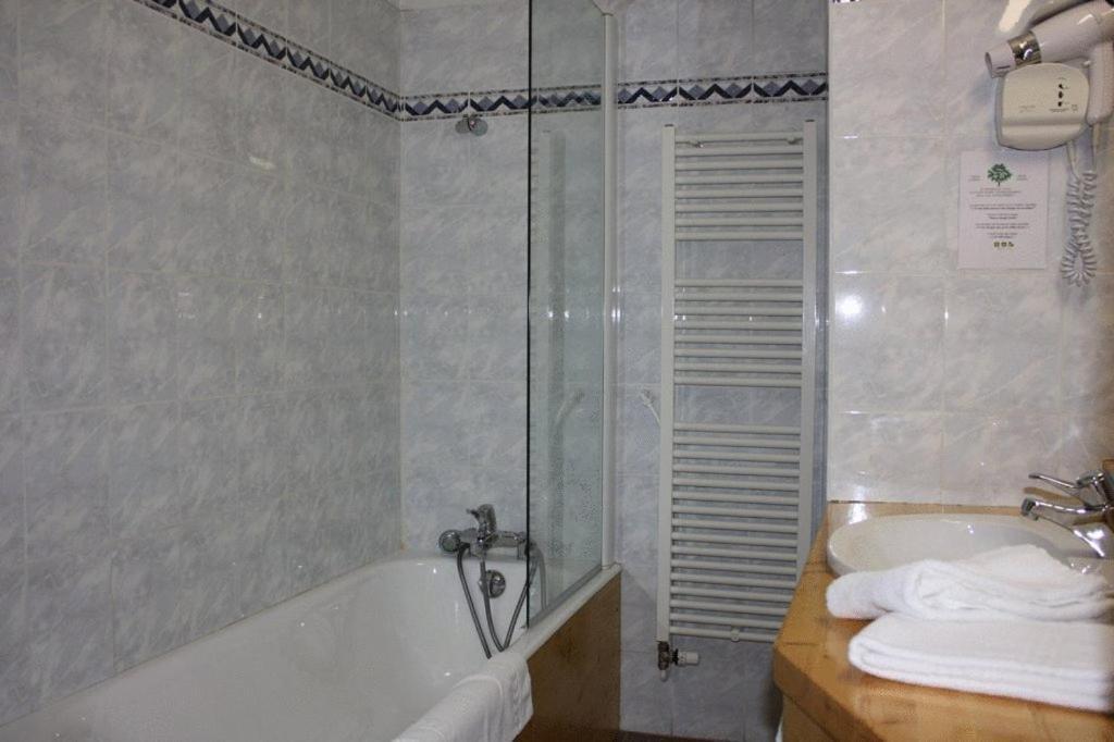 Chambre Double ou Lits Jumeaux avec Baignoire et Balcon Orienté au Sud