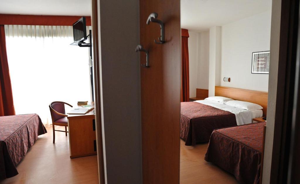 Dreibettzimmer mit eingeschränktem Meerblick
