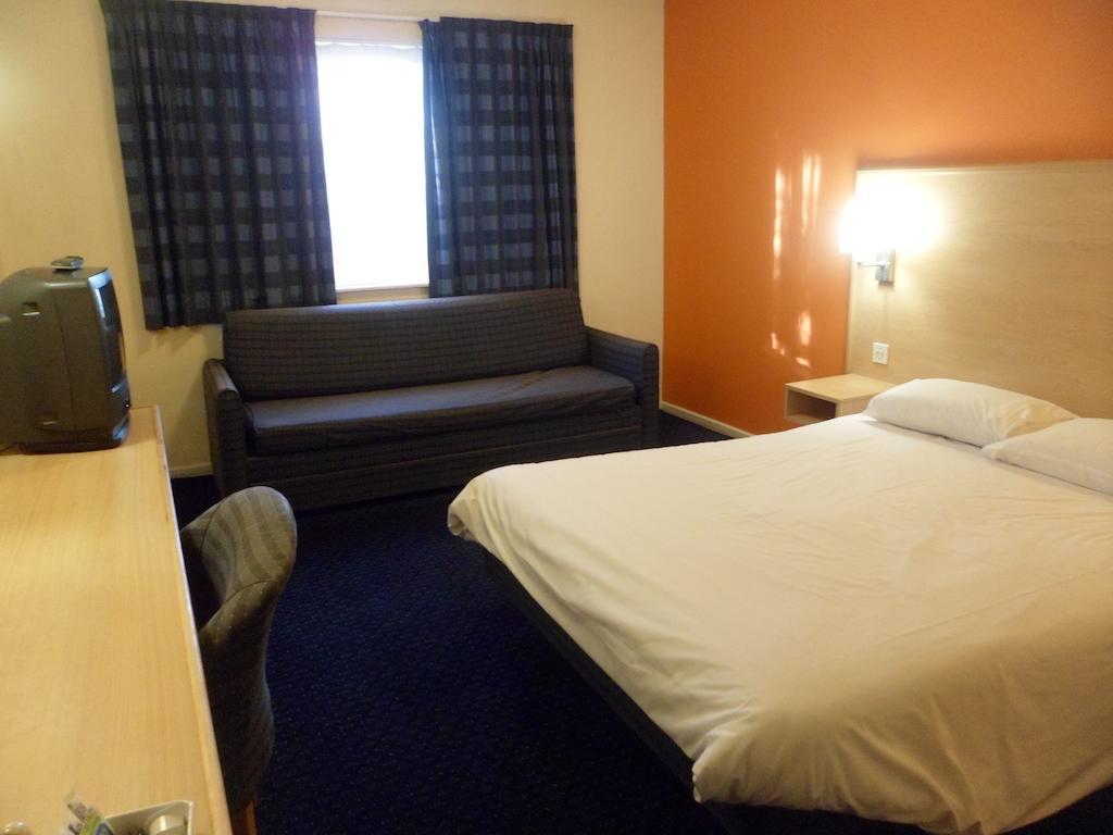Family Room (2 Adults + 2 Children)