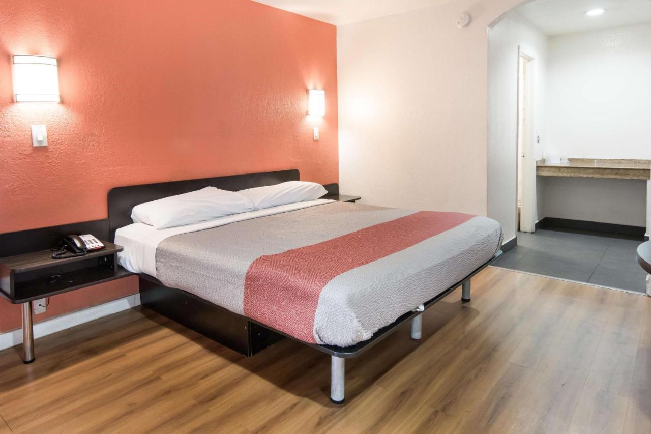 Deluxe King Room - Non-Smoking