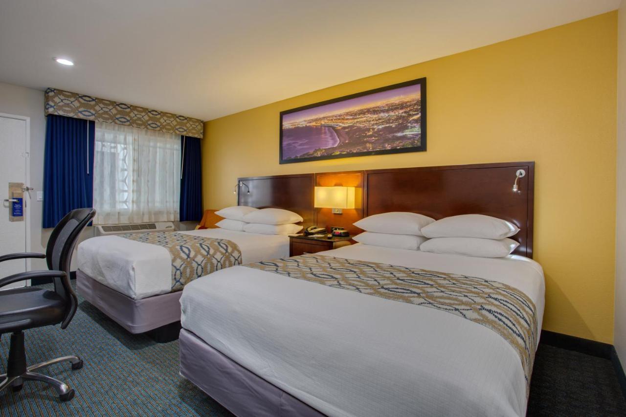 Quadruple Room with Two Queen Beds - Non Smoking